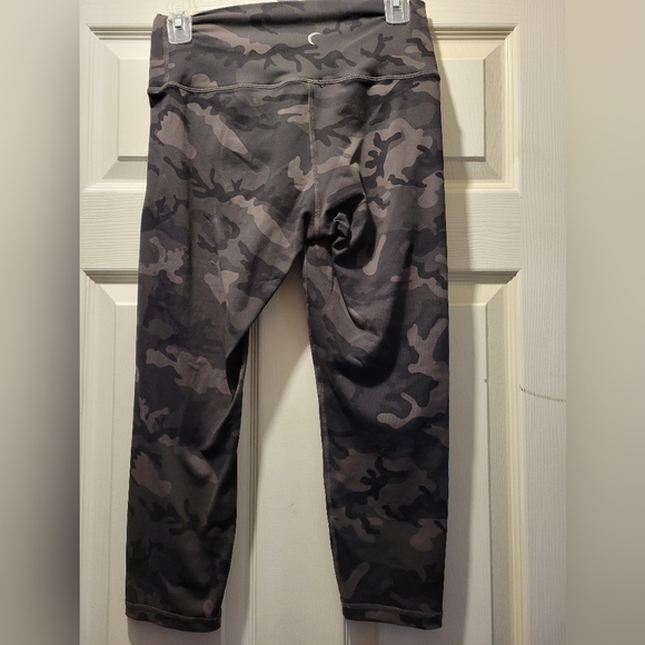 ZYIA Camo luxe capri leggings - Picture 4 of 5
